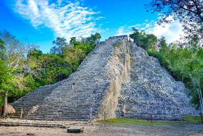 Ruinas Mayas dentro de la selva