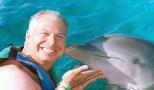 besando a un delfin
